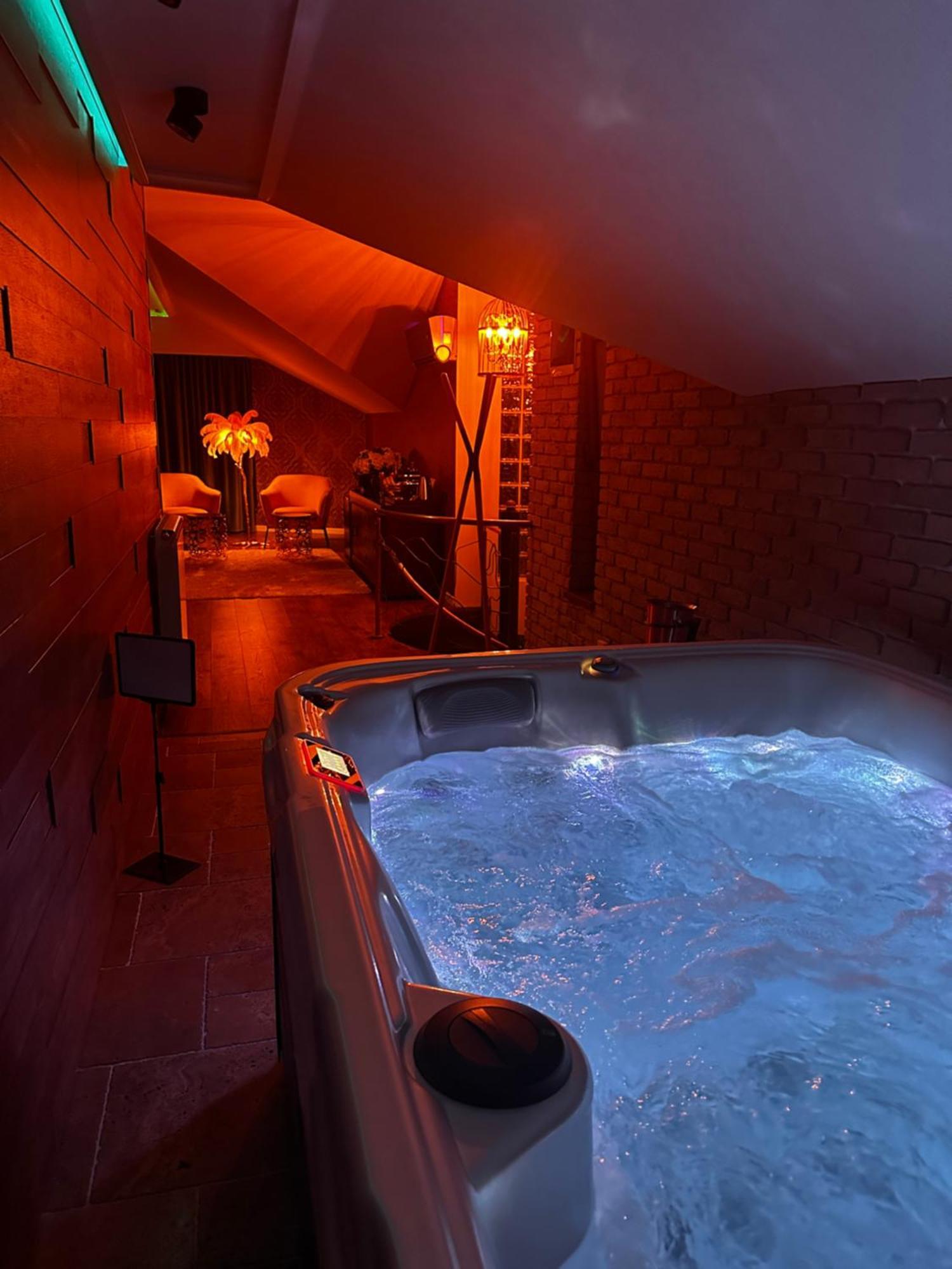 The Residence Central Jacuzzi Boutique (Adults Only) Cluj-Napoca Exteriör bild