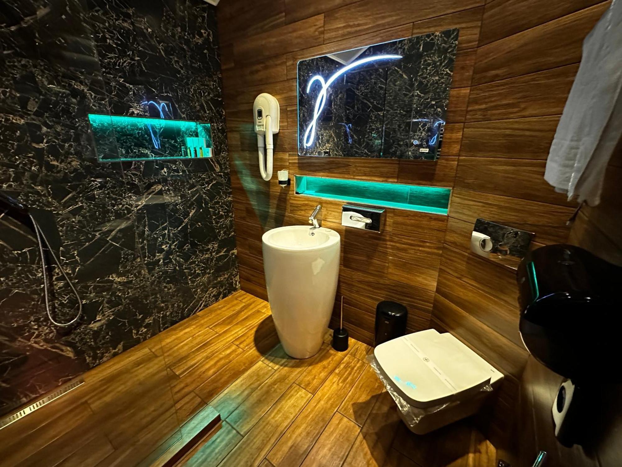 The Residence Central Jacuzzi Boutique (Adults Only) Cluj-Napoca Exteriör bild