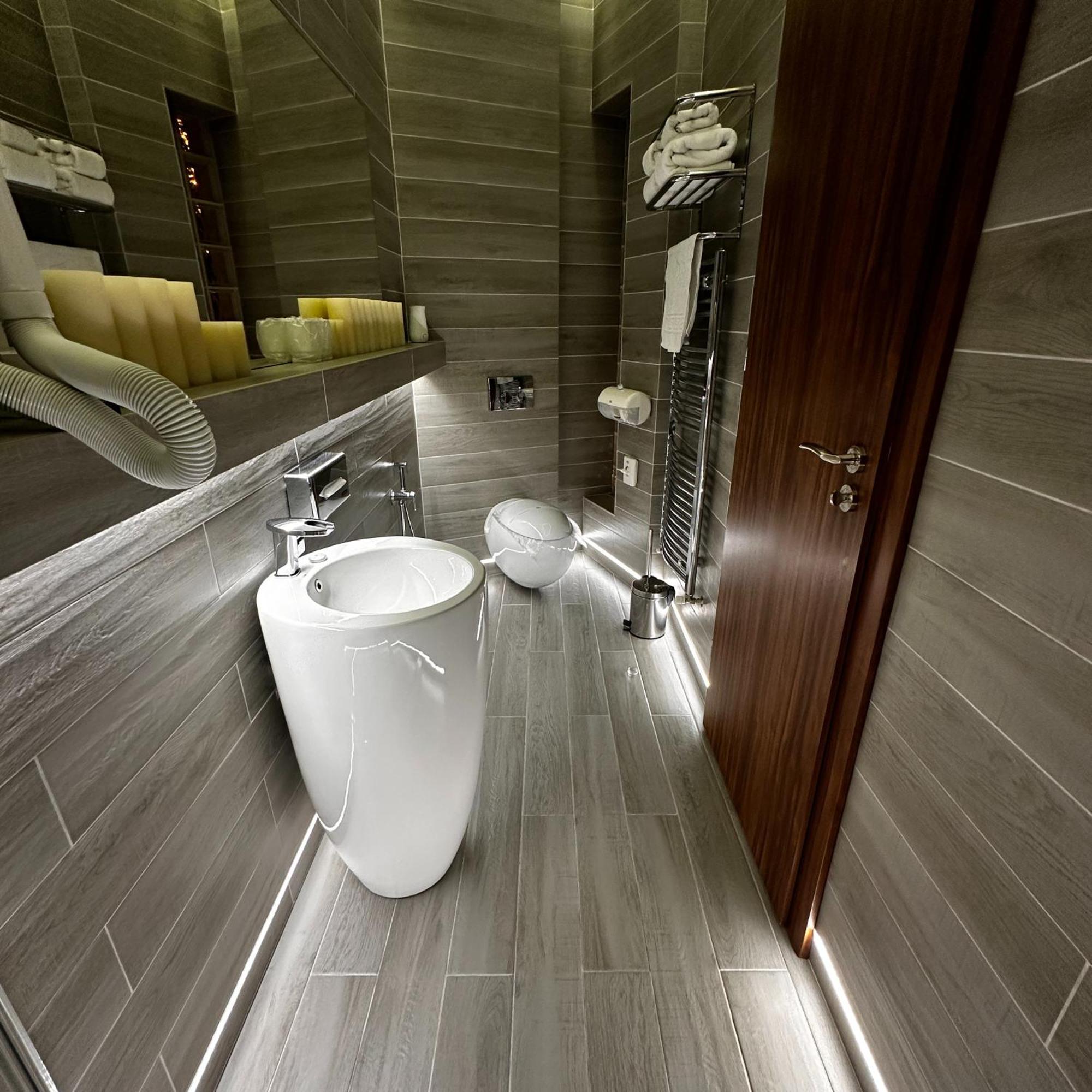 The Residence Central Jacuzzi Boutique (Adults Only) Cluj-Napoca Exteriör bild