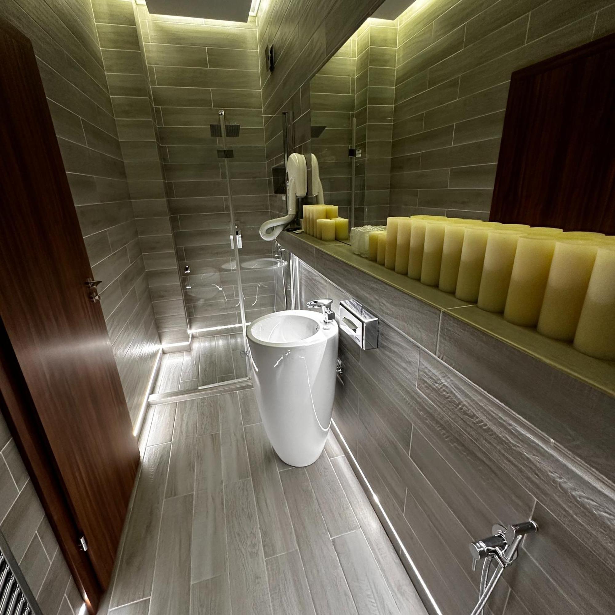 The Residence Central Jacuzzi Boutique (Adults Only) Cluj-Napoca Exteriör bild