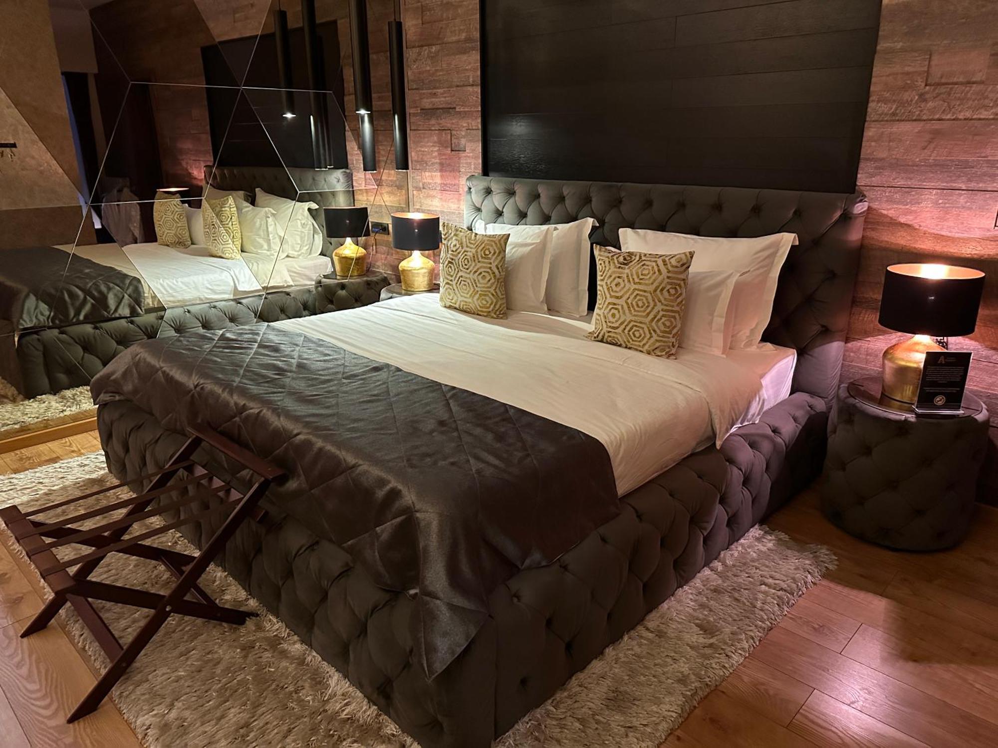 The Residence Central Jacuzzi Boutique (Adults Only) Cluj-Napoca Exteriör bild