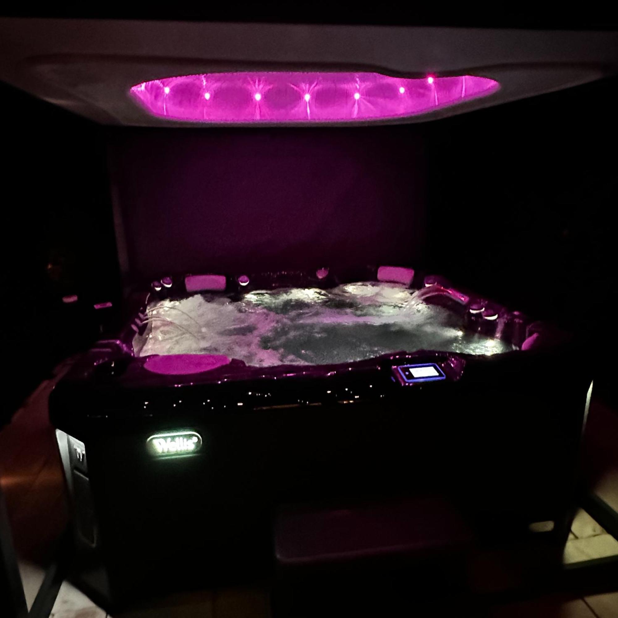 The Residence Central Jacuzzi Boutique (Adults Only) Cluj-Napoca Exteriör bild